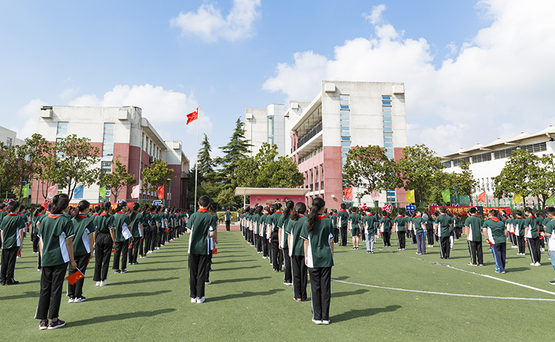 国旗下成长_校园新闻_校园动态_上海市嘉定区华亭学校