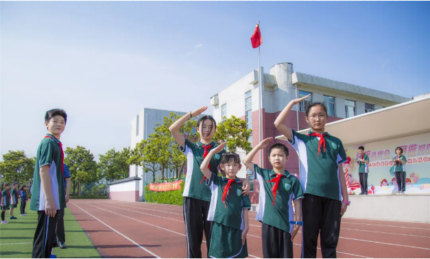 全力以"复"迎子归 苗苗争做好队员 ——华亭学校一至三年级复学礼暨二